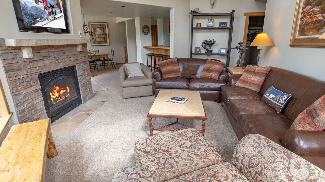 Photo of Livingroom in Peak 9