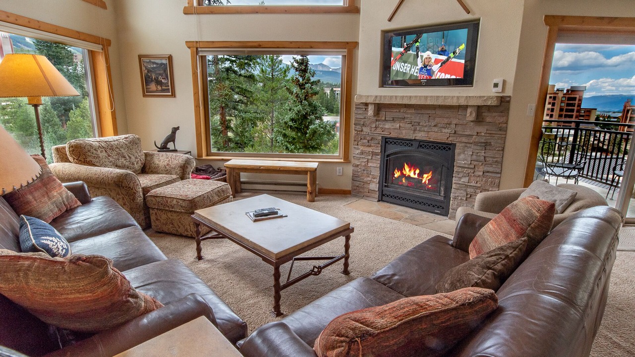 Photo of Livingroom in Peak 9
