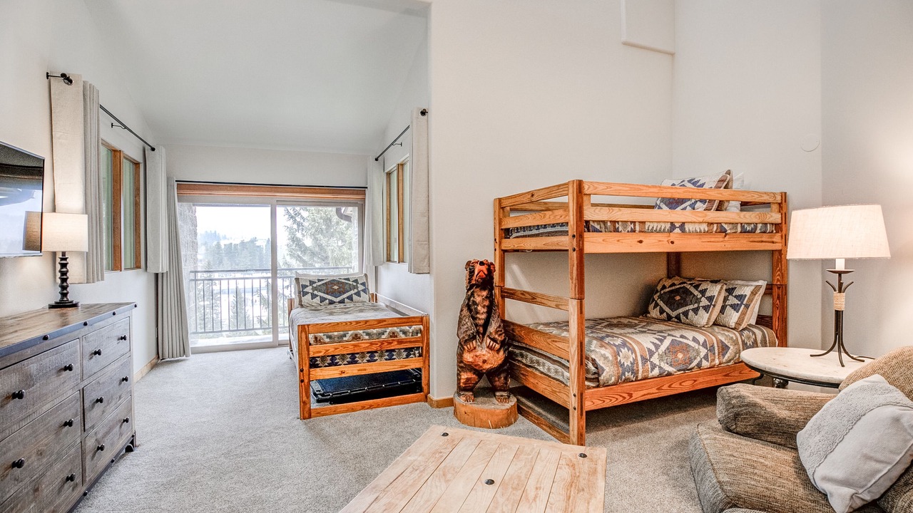 Photo of Bedroom in Peak 9