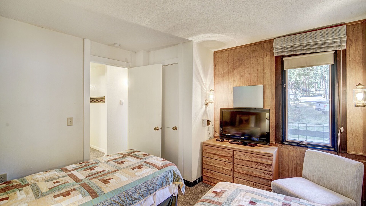 Photo of Bedroom in Peak 8