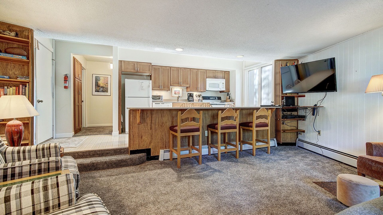 Photo of Livingroom in Peak 8