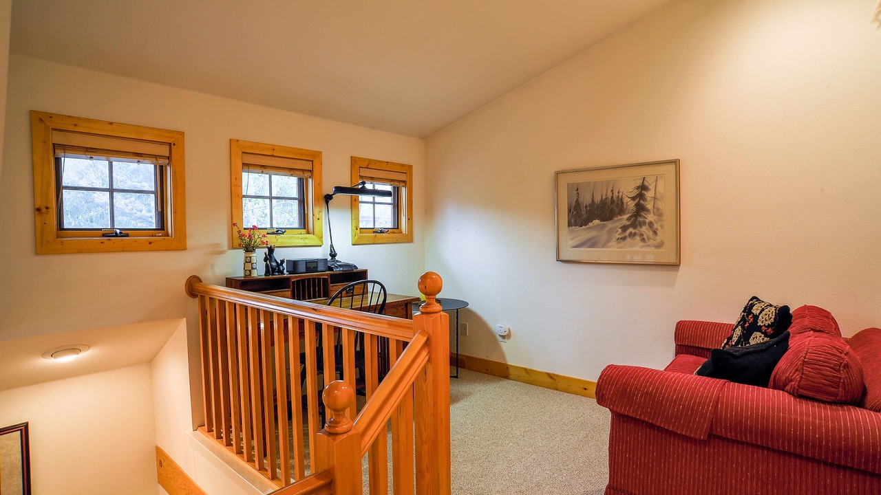 Photo of Livingroom in Peak 8
