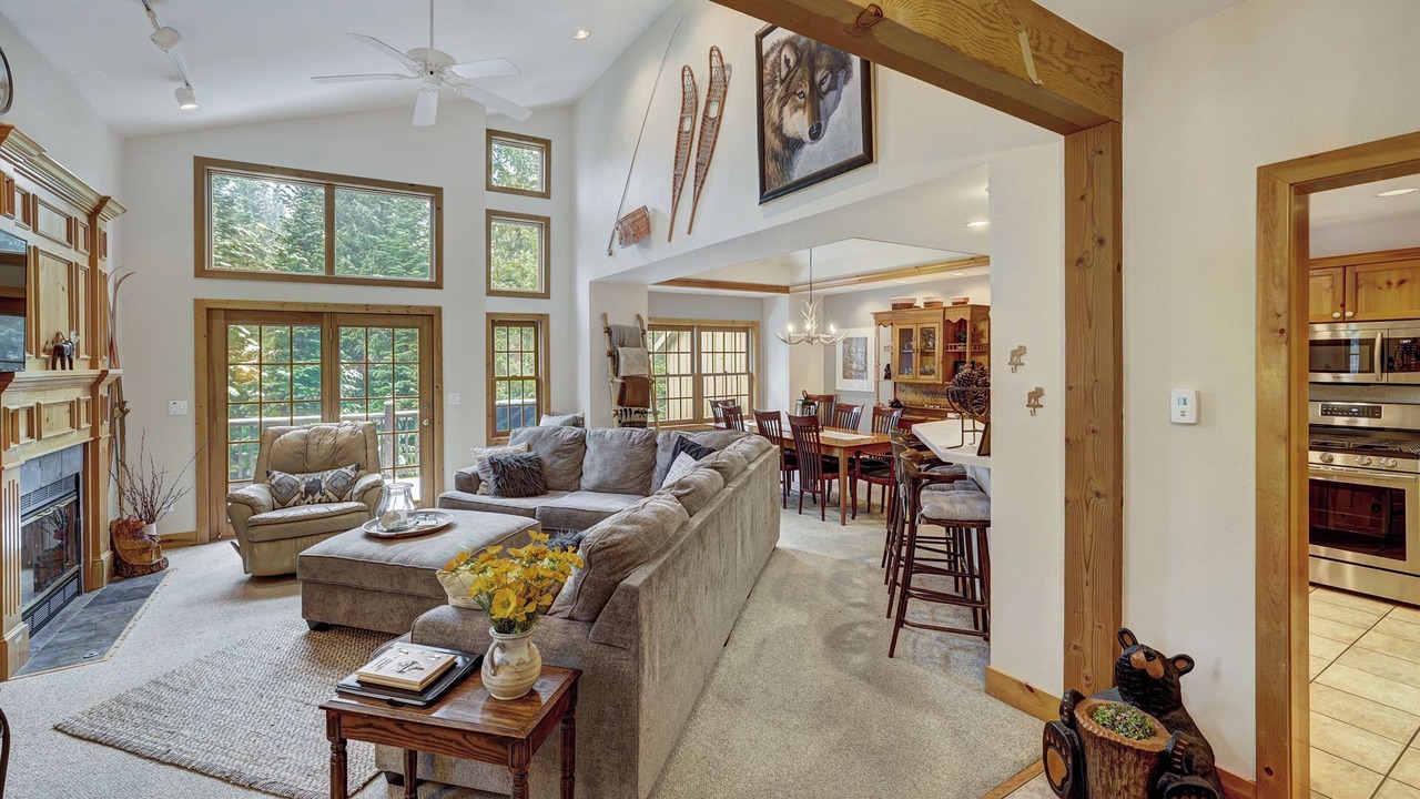 Photo of Livingroom in Peak 8