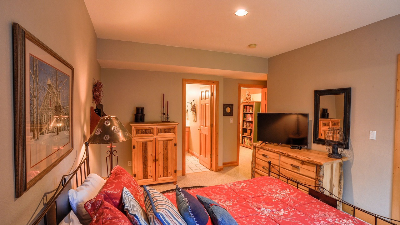 Photo of Bedroom in Peak 8