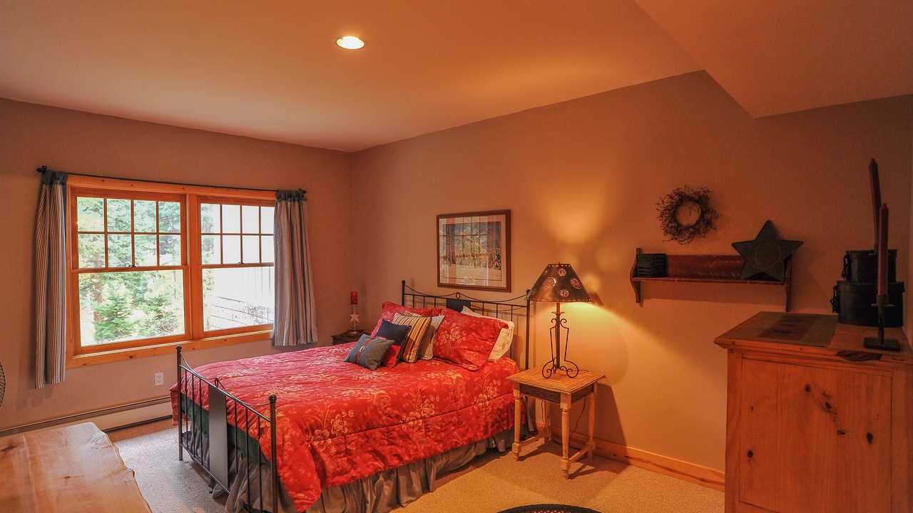 Photo of Bedroom in Peak 8