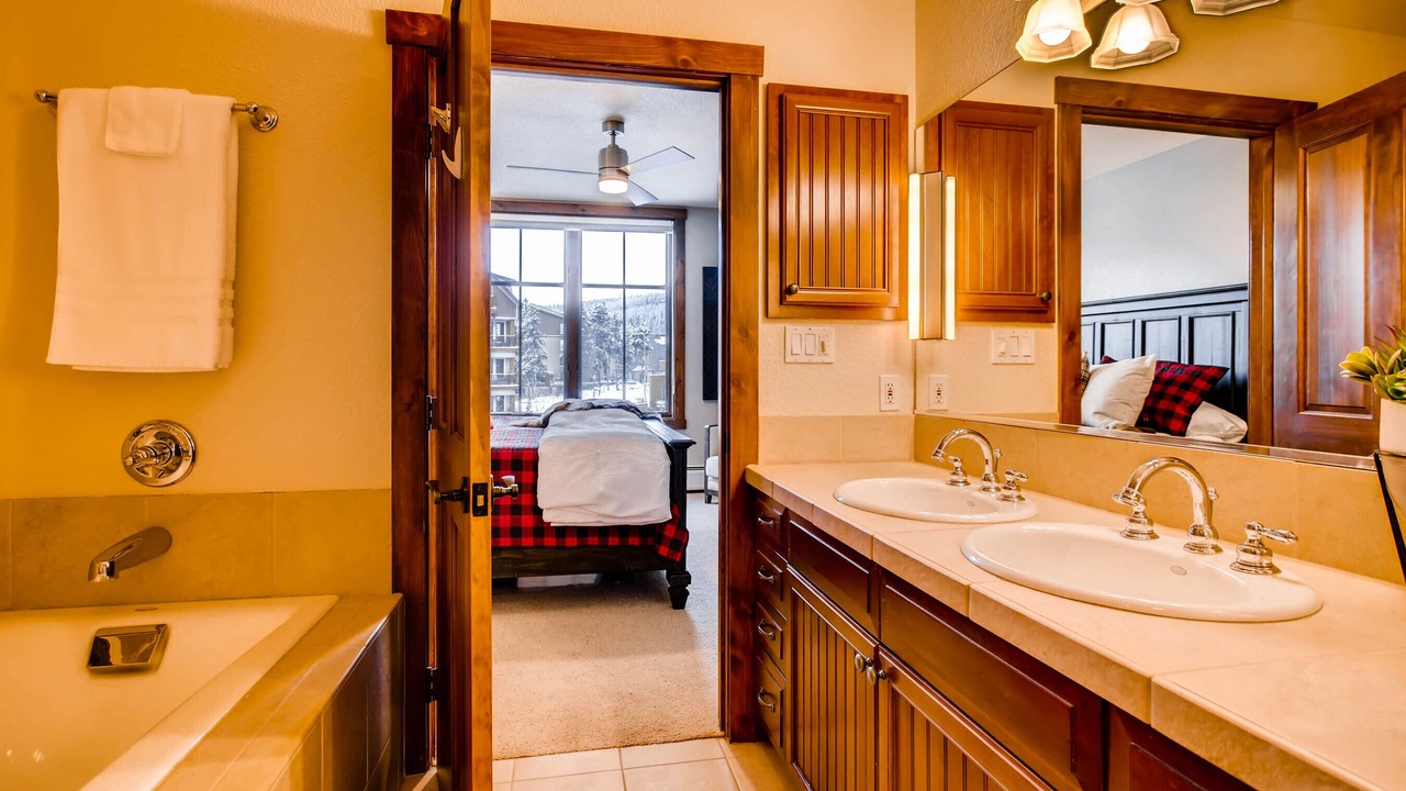 Photo of Bathroom in Peak 9