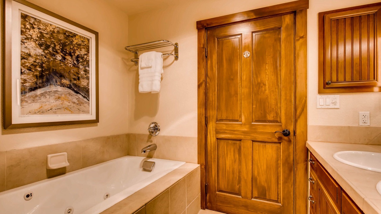 Photo of Bathroom in Peak 9
