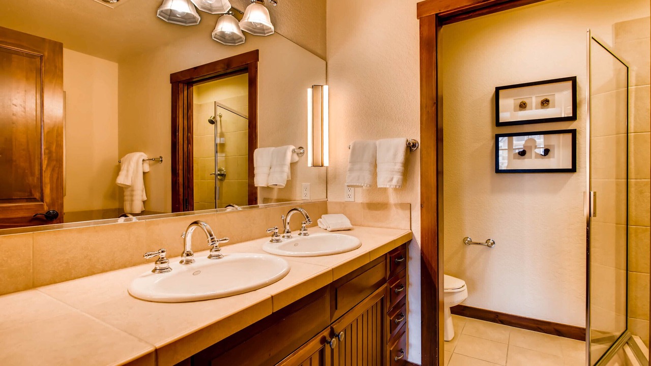 Photo of Bathroom in Peak 9