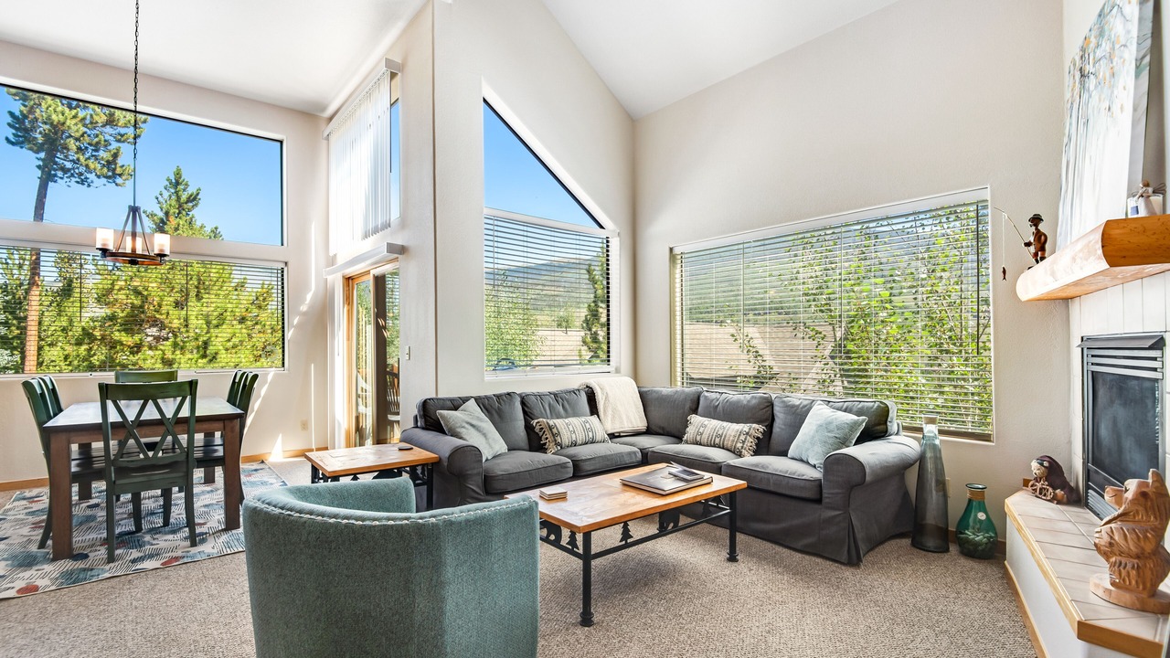 Photo of Livingroom in Three Peaks