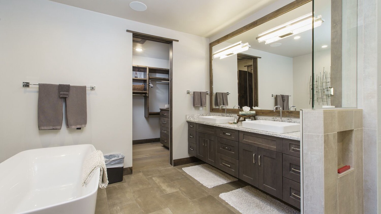 Photo of Bathroom in Peak 8