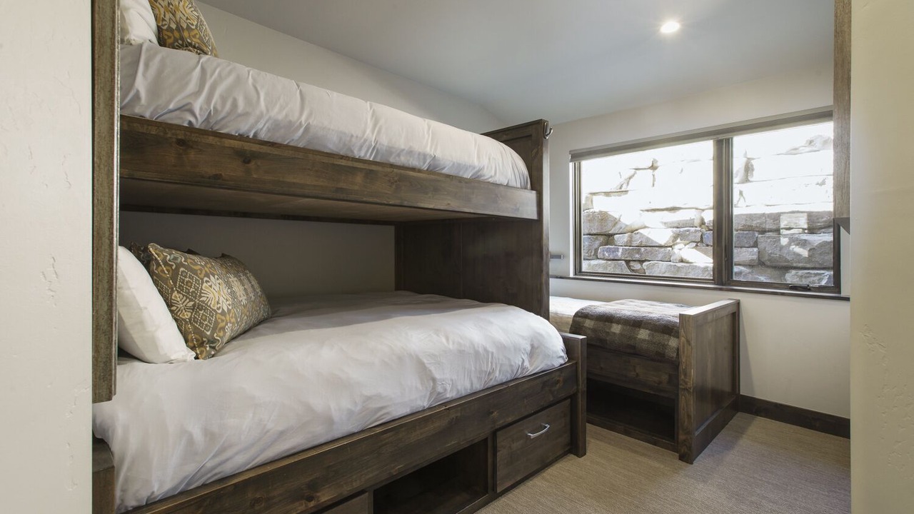 Photo of Bedroom in Peak 8
