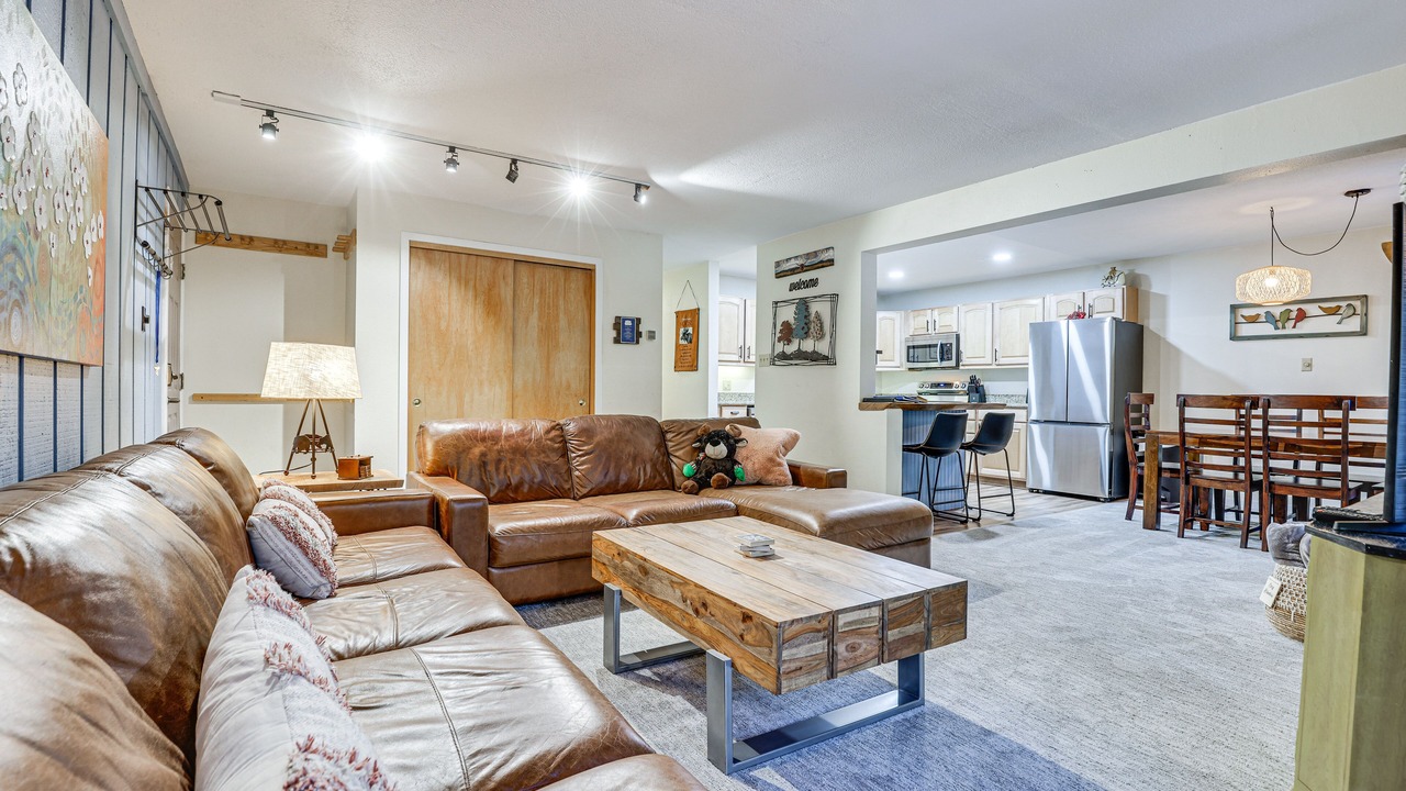 Photo of Livingroom in Peak 9