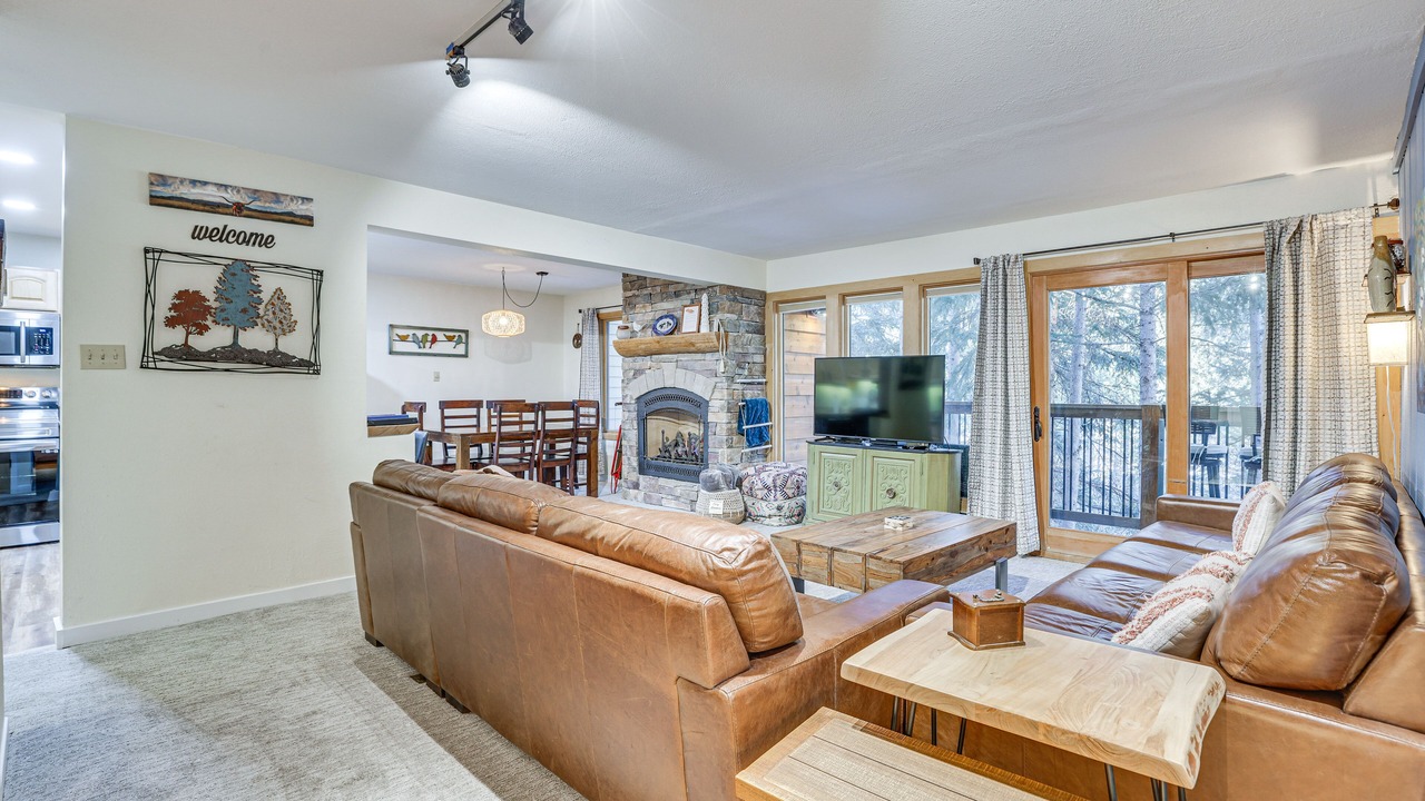 Photo of Livingroom in Peak 9