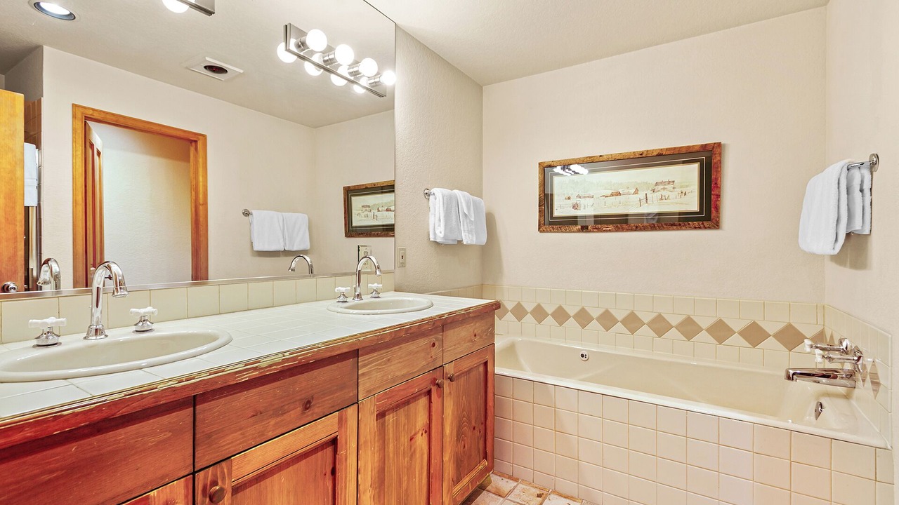 Photo of Bathroom in Peak 9