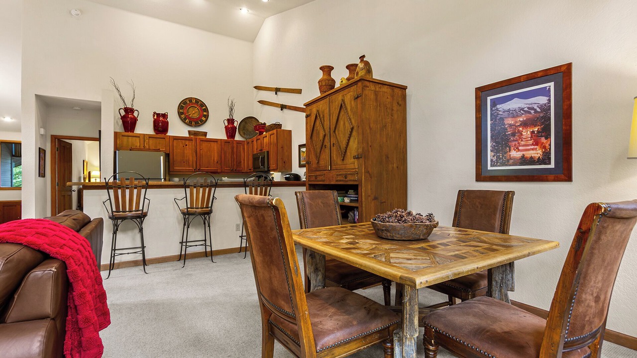 Photo of Livingroom in Peak 9