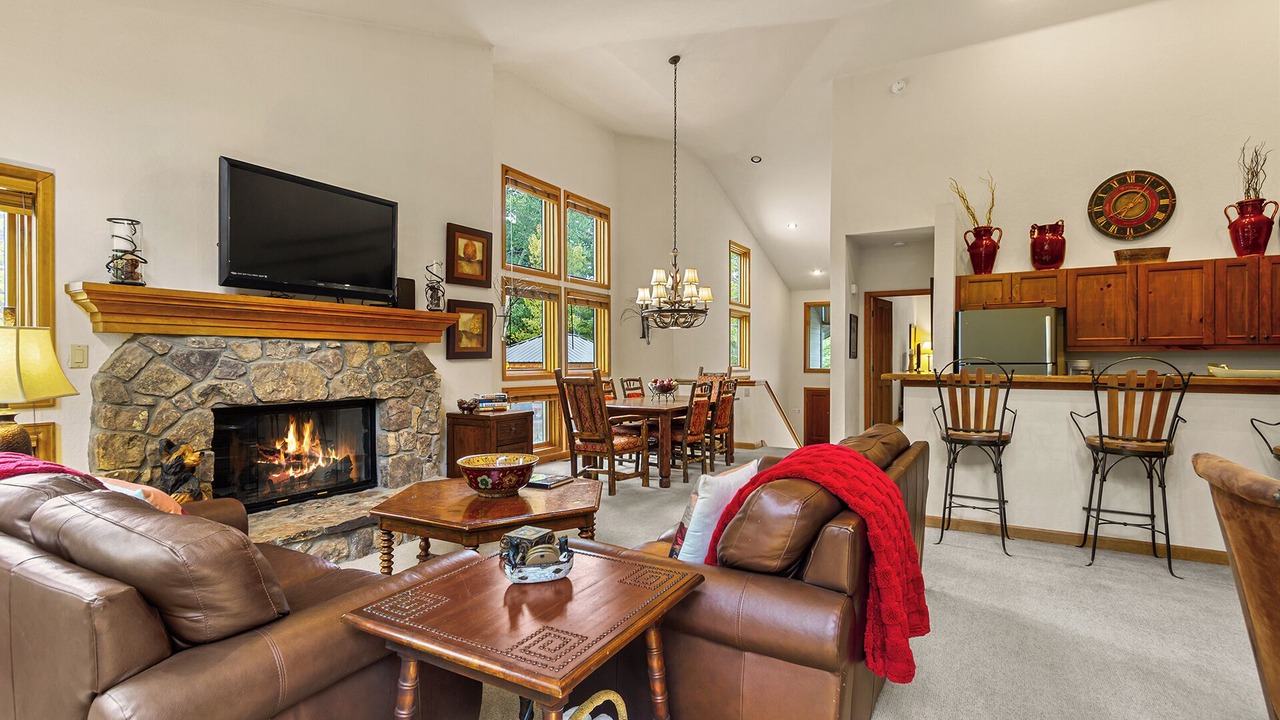 Photo of Livingroom in Peak 9
