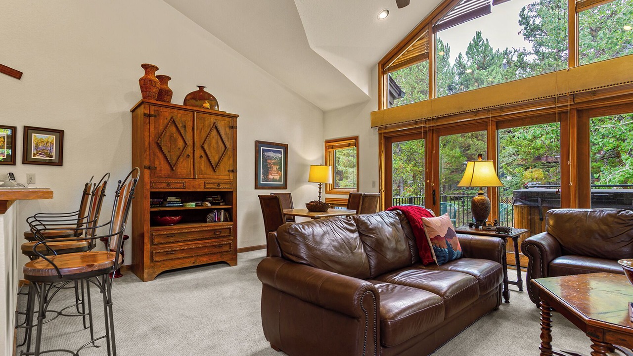 Photo of Livingroom in Peak 9