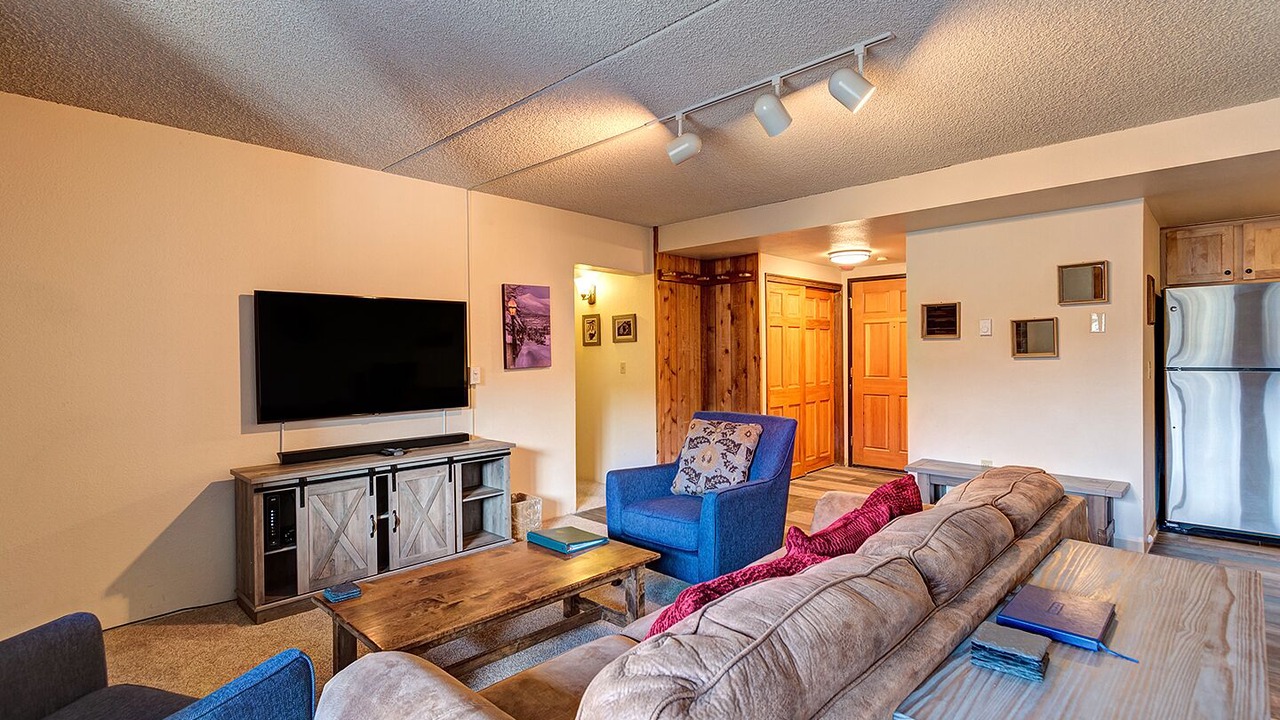 Photo of Livingroom in Peak 9