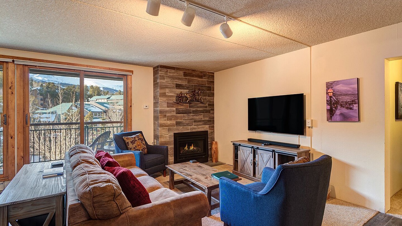 Photo of Livingroom in Peak 9