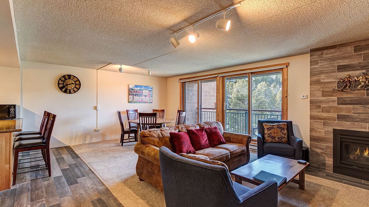 Photo of Livingroom in Peak 9