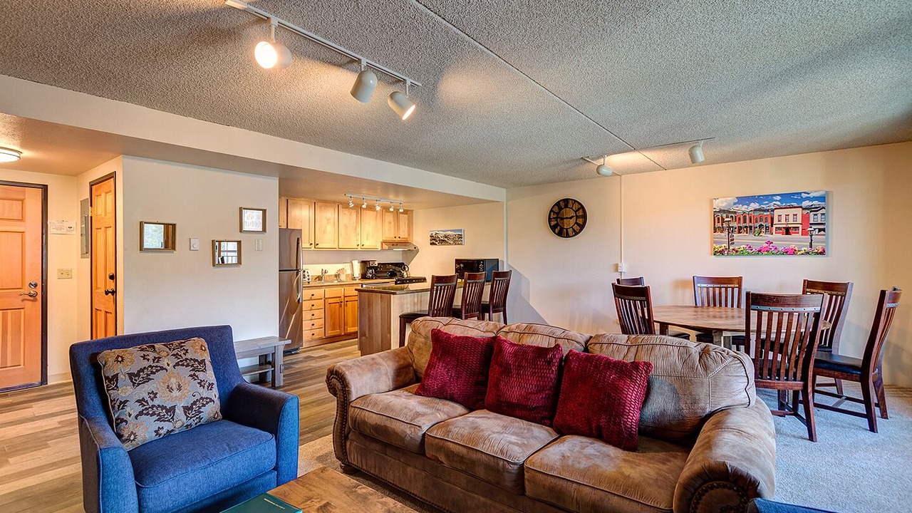 Photo of Livingroom in Peak 9