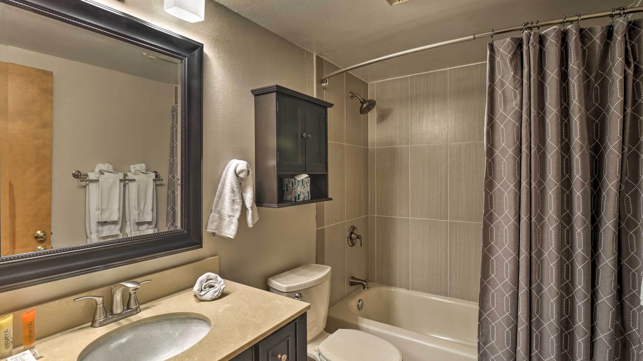 Photo of Bathroom in Four O'Clock