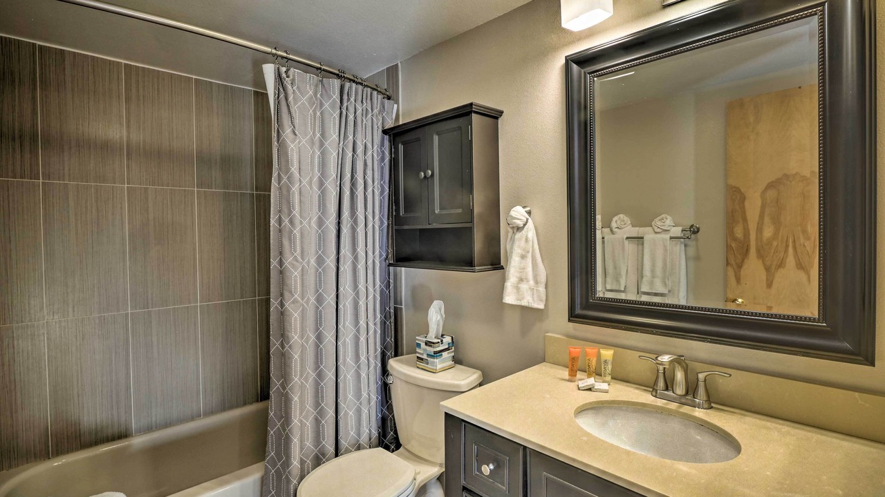 Photo of Bathroom in Four O'Clock