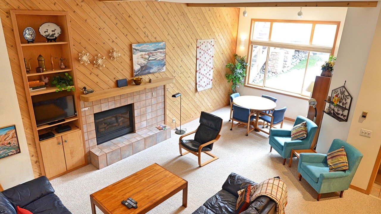 Photo of Livingroom in Peak 9