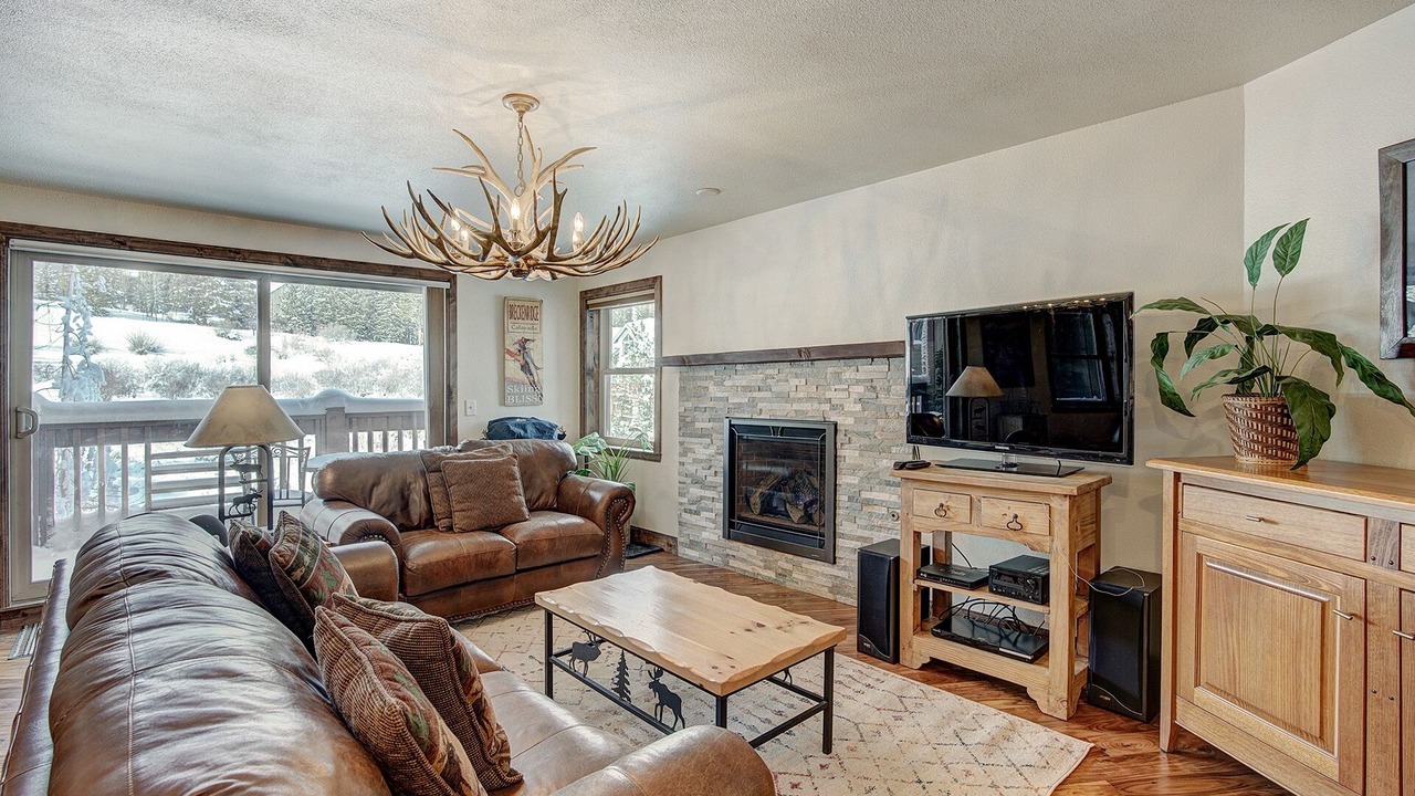 Photo of Livingroom in Peak 8