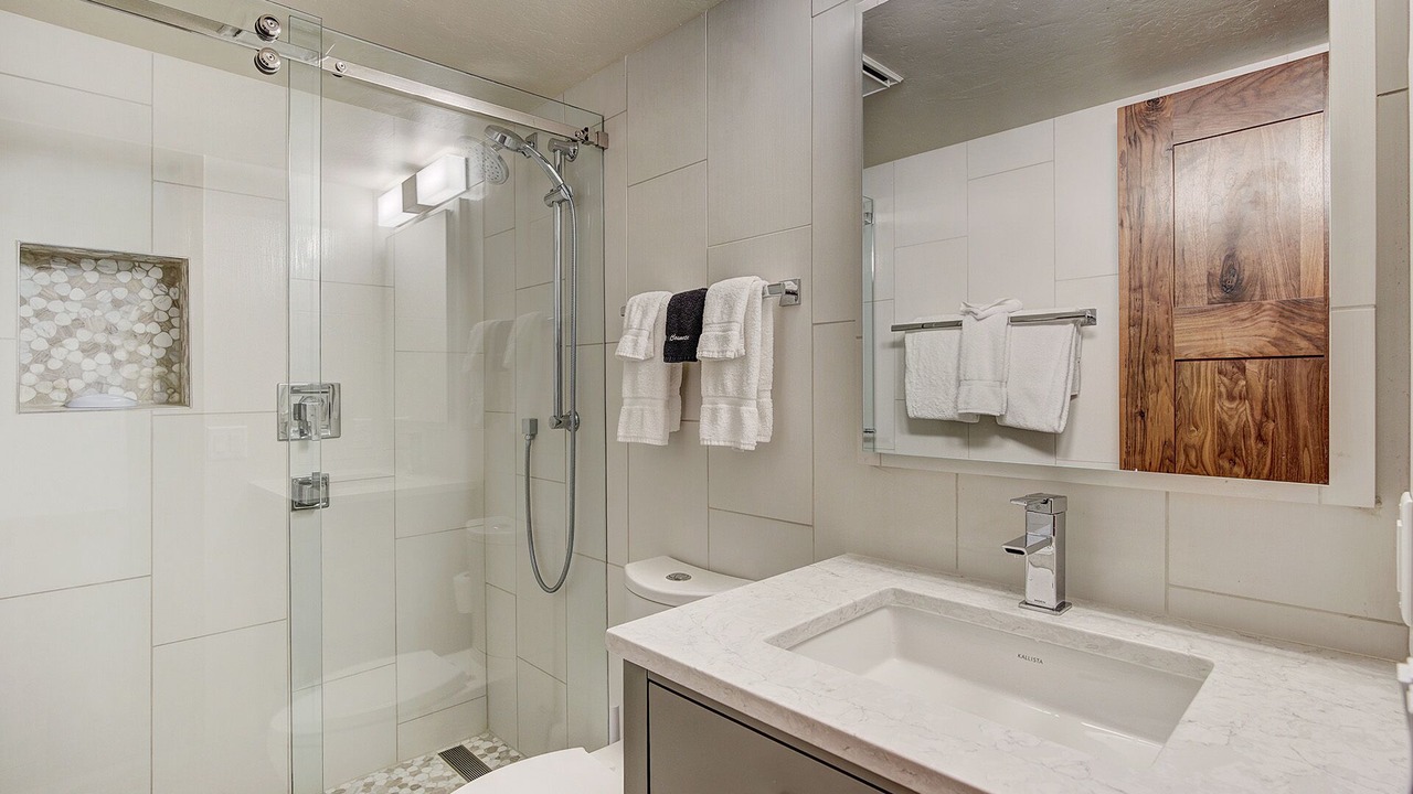 Photo of Bathroom in Peak 8