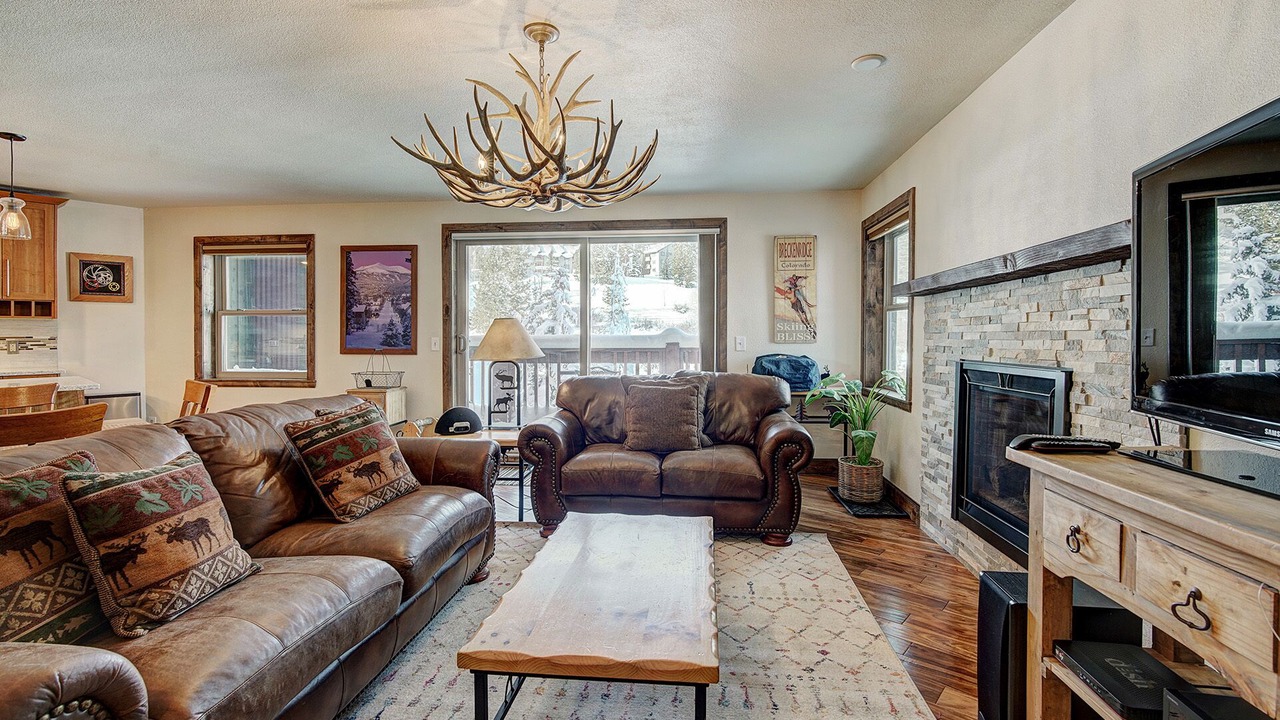 Photo of Livingroom in Peak 8
