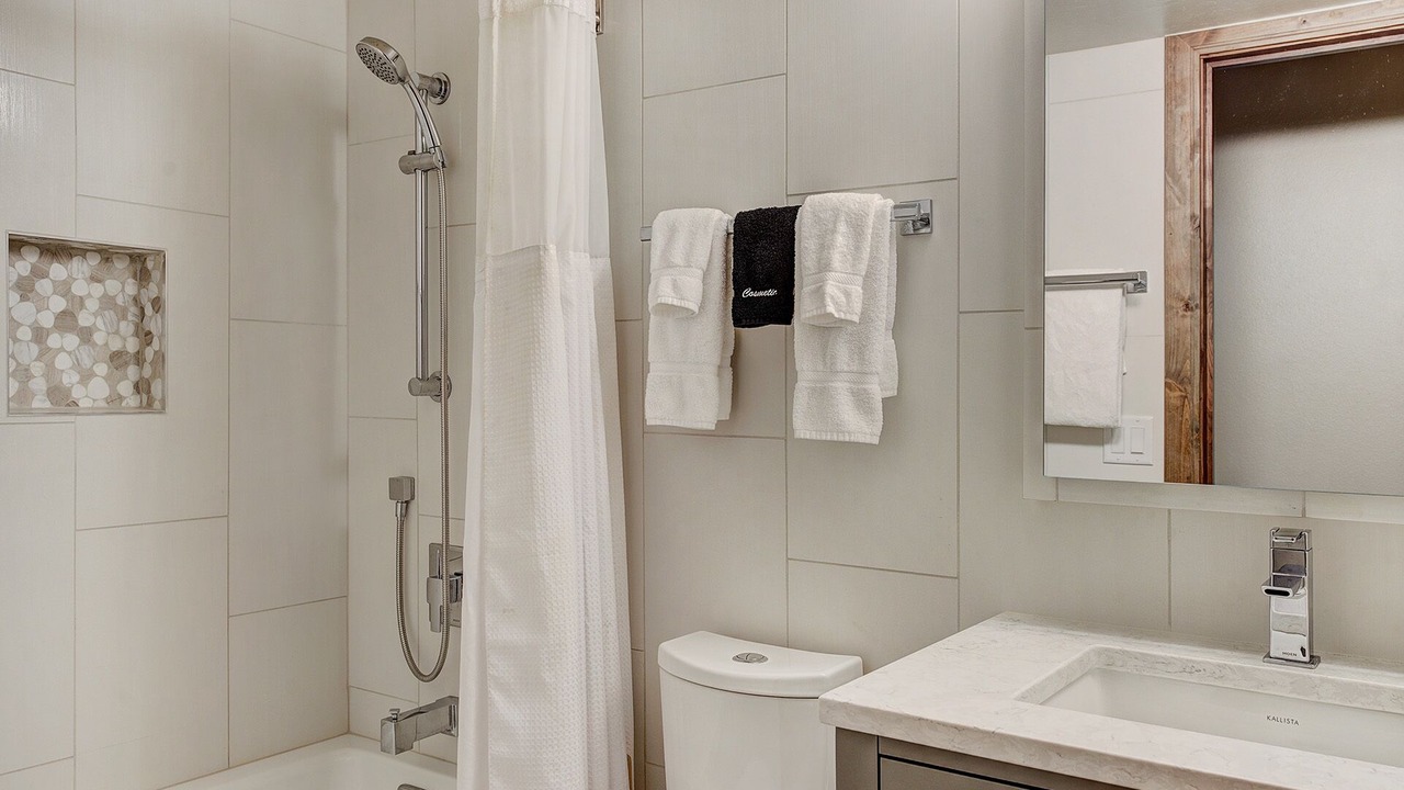 Photo of Bathroom in Peak 8