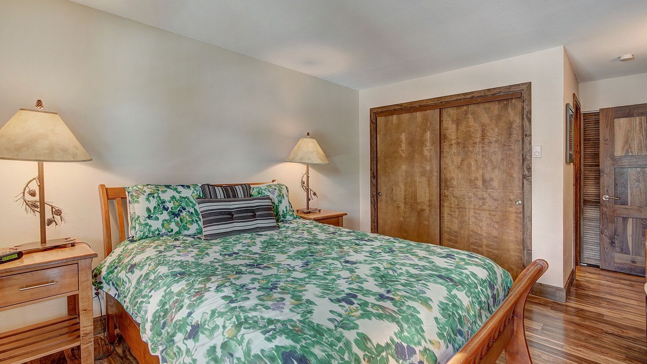 Photo of Bedroom in Peak 8