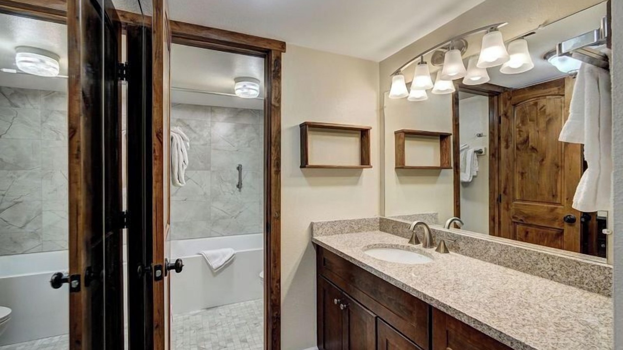 Photo of Bathroom in Four O'Clock