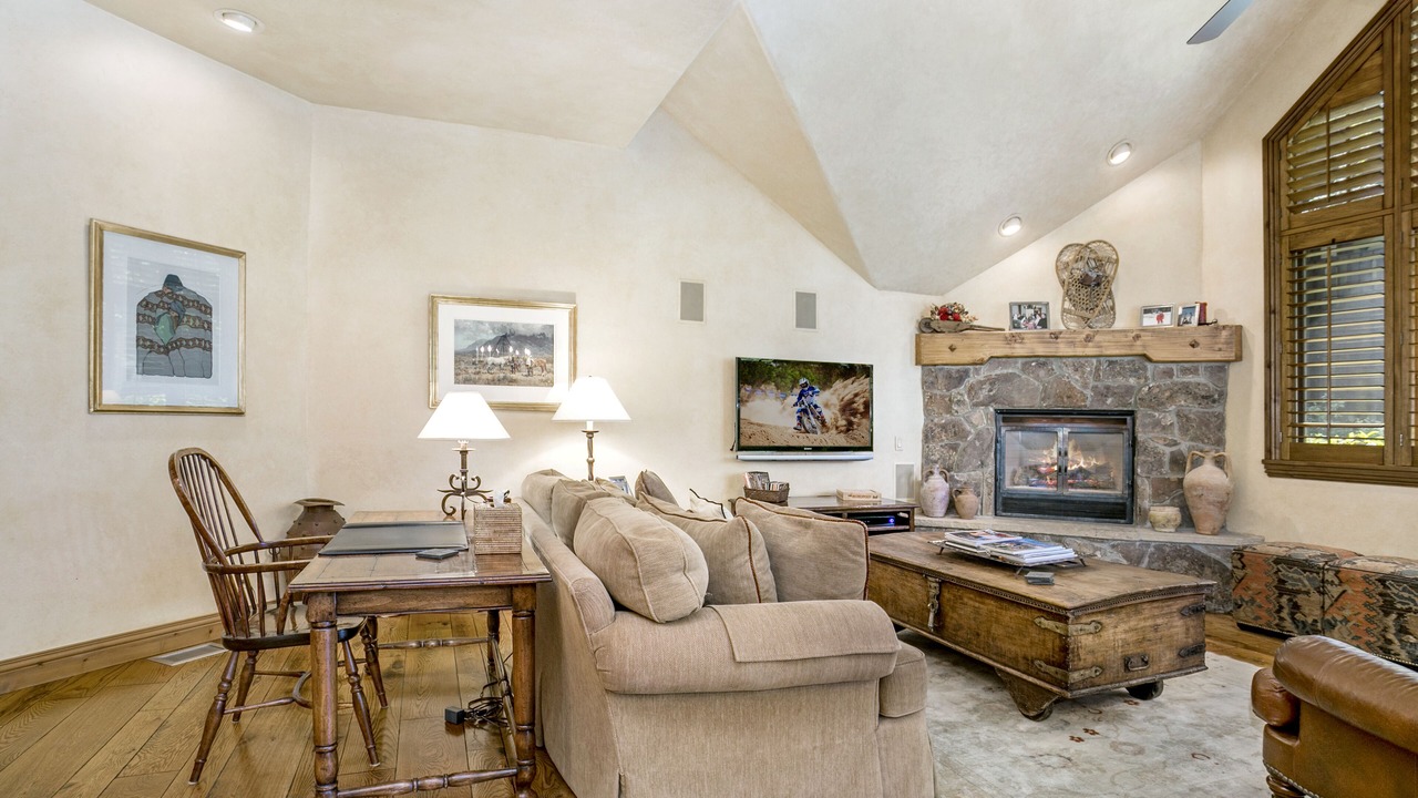 Photo of Livingroom in Edwards