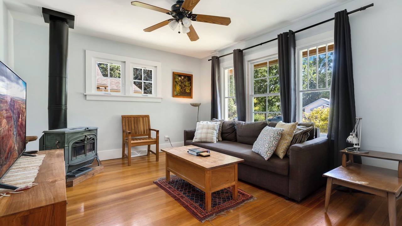 Photo of Livingroom in Martinez Park