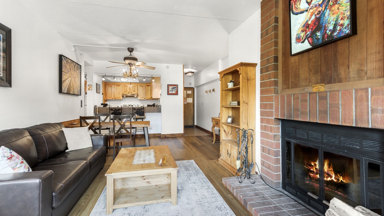 Photo of Livingroom in Peak 9