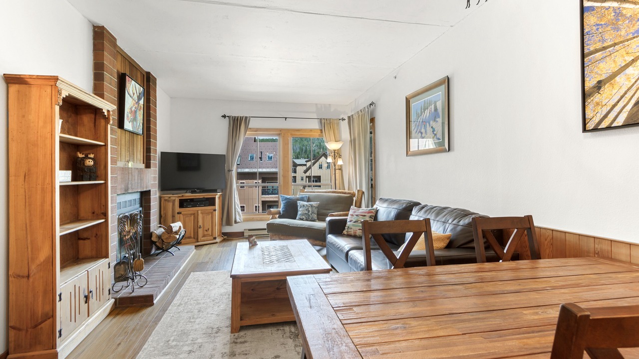 Photo of Livingroom in Peak 9