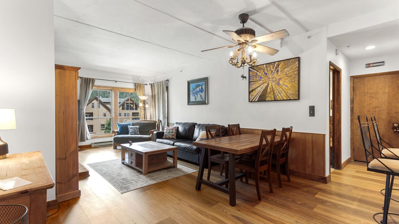 Photo of Livingroom in Peak 9