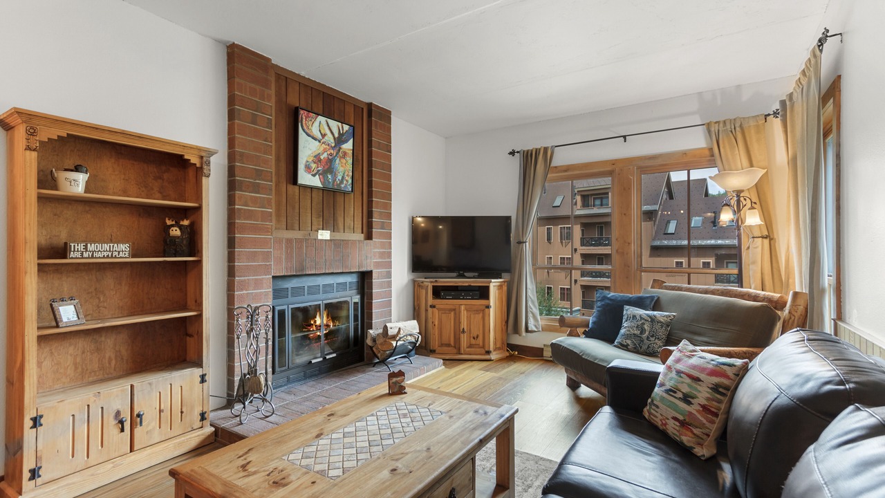 Photo of Livingroom in Peak 9
