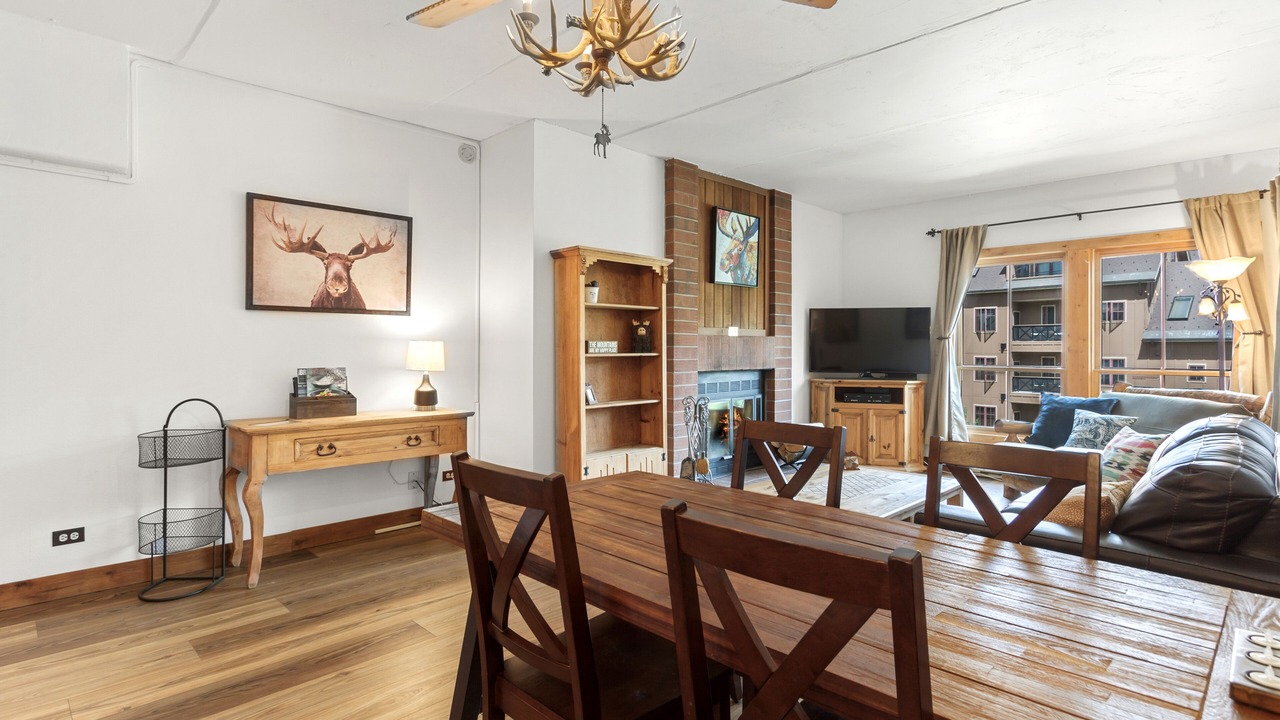 Photo of Livingroom in Peak 9