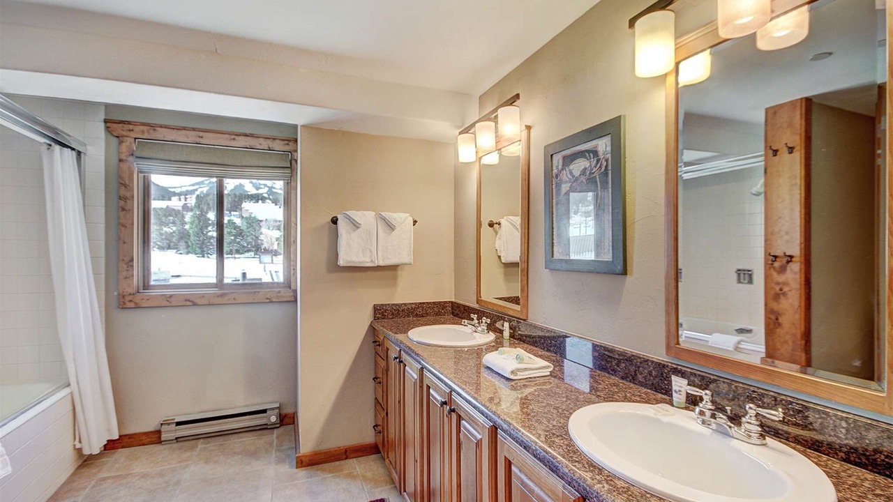 Photo of Bathroom in Peak 9