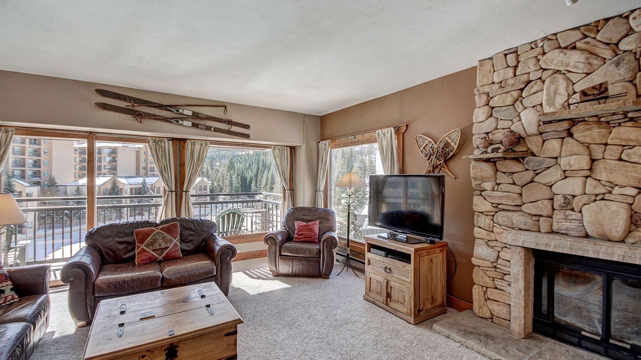 Photo of Livingroom in Peak 9