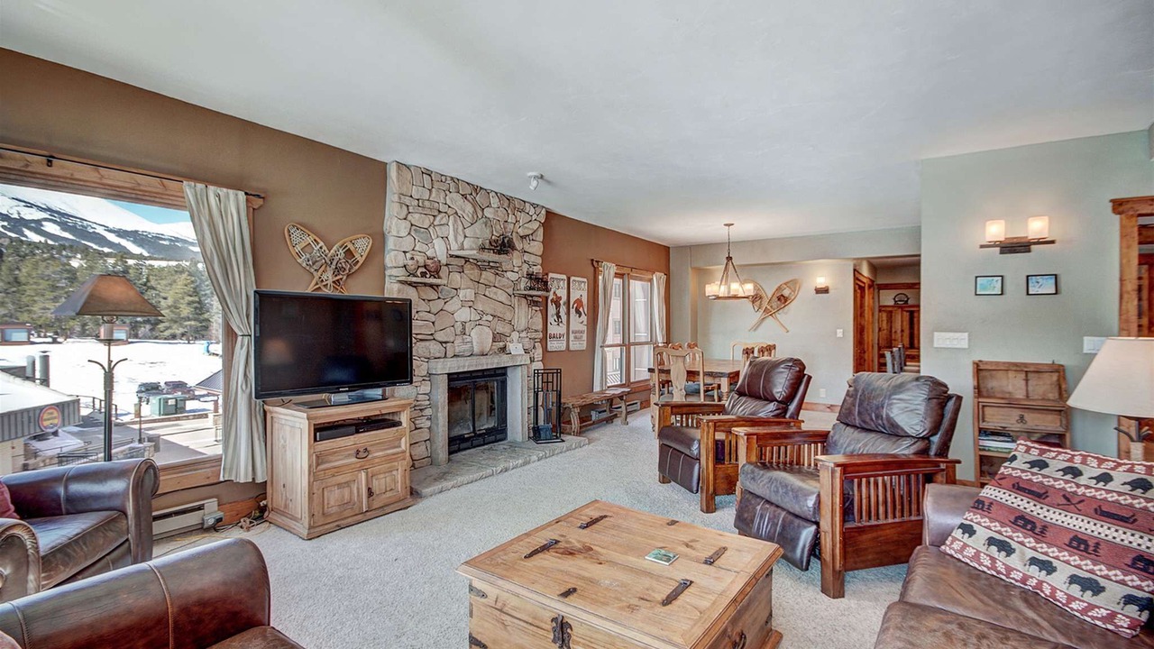 Photo of Livingroom in Peak 9