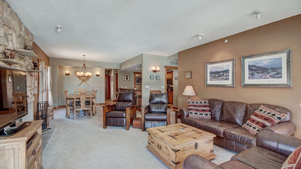 Photo of Livingroom in Peak 9