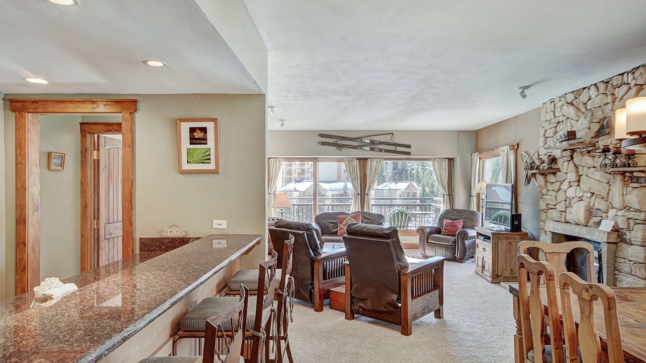 Photo of Livingroom in Peak 9