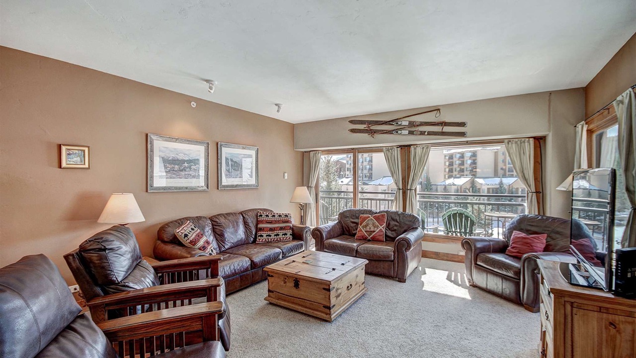 Photo of Livingroom in Peak 9