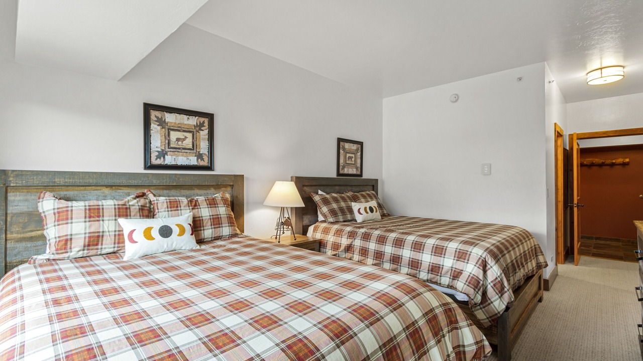 Photo of Bedroom in Peak 9