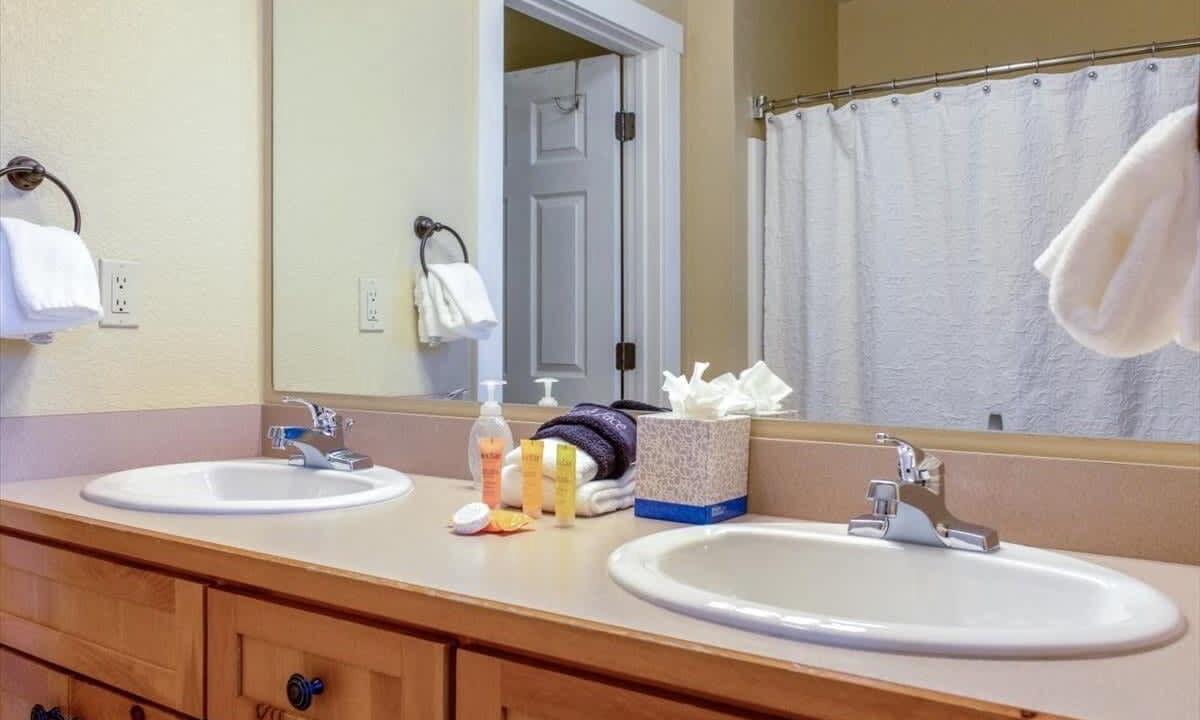 Photo of Bathroom in Lakeside Village