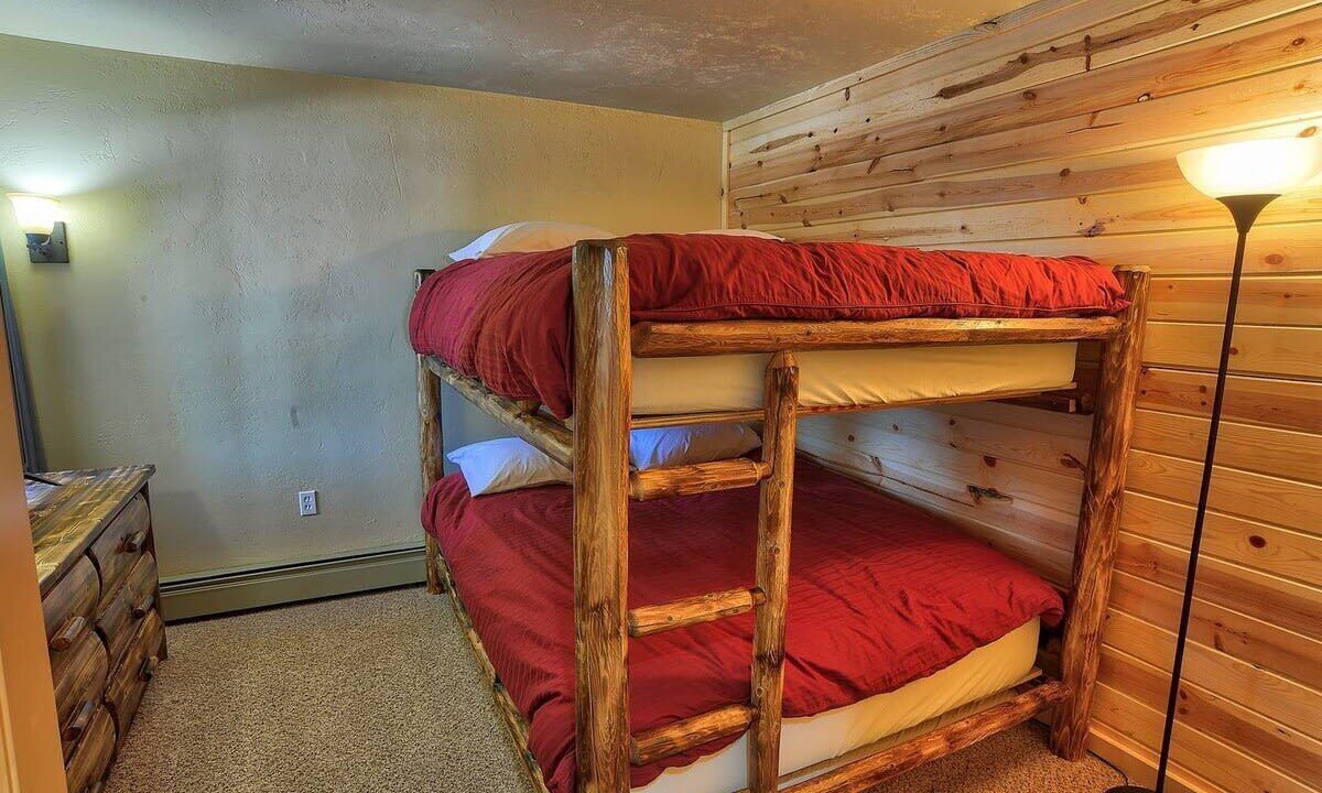 Photo of Bedroom in Peak 8